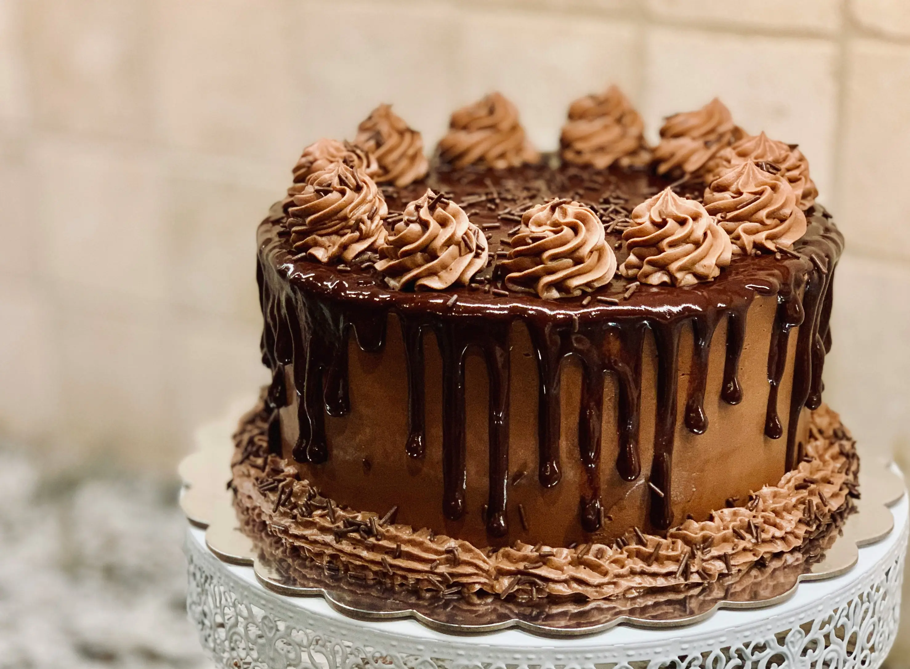 Un pastel de chocolate esponjoso es el sueño de cualquier amante del cacao. Suave, húmedo y con un intenso sabor, es perfecto para cualquier ocasión. Aquí te compartimos una receta fácil y consejos para que tu pastel quede perfecto.