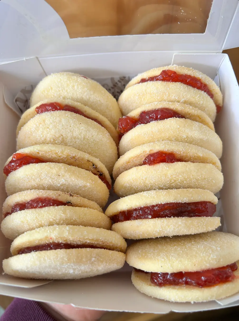 Galletas de alfajor con mermelada de fresa